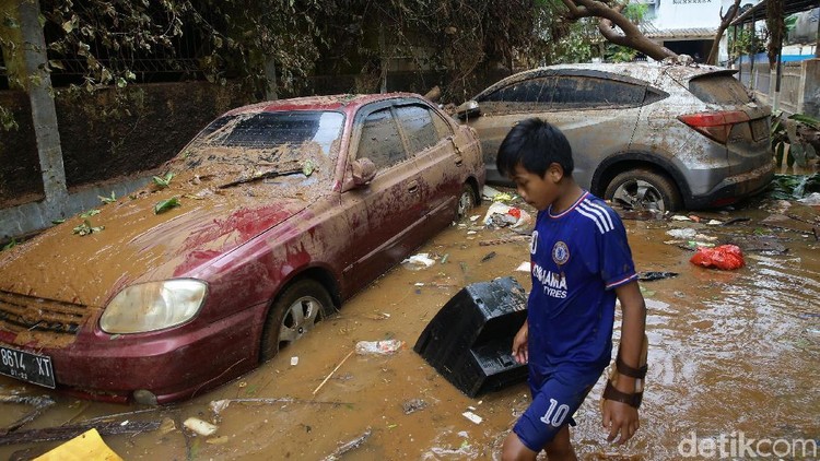 Selain hipotermia, penyakit setelah banjir sering terjadi. Air banjir yang kotor dan cuaca yang ekstrem menjadi salah satu penyebab penyakit setelah banjir.
