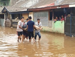 Saat Warga Ciledug Indah Bersih-bersih Usai Diterjang Banjir
