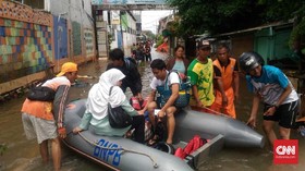 Bisnis 'Cas' Dadakan dan Warung Makan Padang di Tengah Banjir