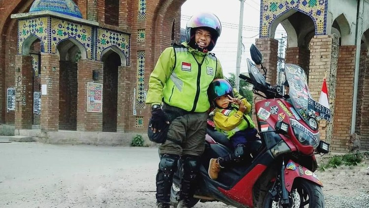 Rasa cinta pada dua sosok wanita di hidupnya, yaitu ibu dan istri membuat Lilik berani mengajak anaknya, yang berusia 4 tahun naik motor dari Jambi ke Mekkah.