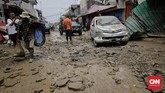 FOTO: Kondisi Pondok Gede Permai Bekasi Usai Diterjang Banjir Banjir menerjang Perumahan Pondok Gede Permai, Jatiasih, Bekasi, Jawa Barat, di awal tahun baru 2020. Kendaraan dan bangunan hancur.