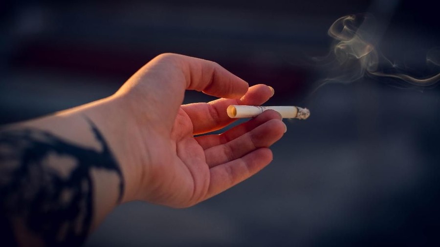 Harga rokok kembali naik pada awal 2020 ini seiring kebijakan pemerintah menaikkan cukai hasil tembakau atau cukai rokok.