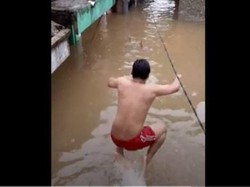 Diterjang Banjir, Kelakuan Kocak Warga +62 Disorot Media Asing