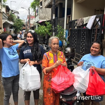 Cerita Ratu Meta & Ovy Sovianty Jadi Relawan Banjir