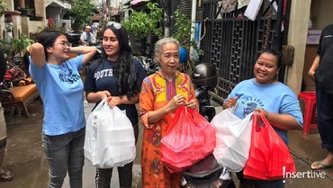Cerita Ratu Meta & Ovy Sovianty Jadi Relawan Banjir