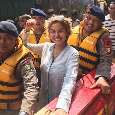 7 Potret Keren Nikita Mirzani Terjun Langsung Membantu Korban Banjir