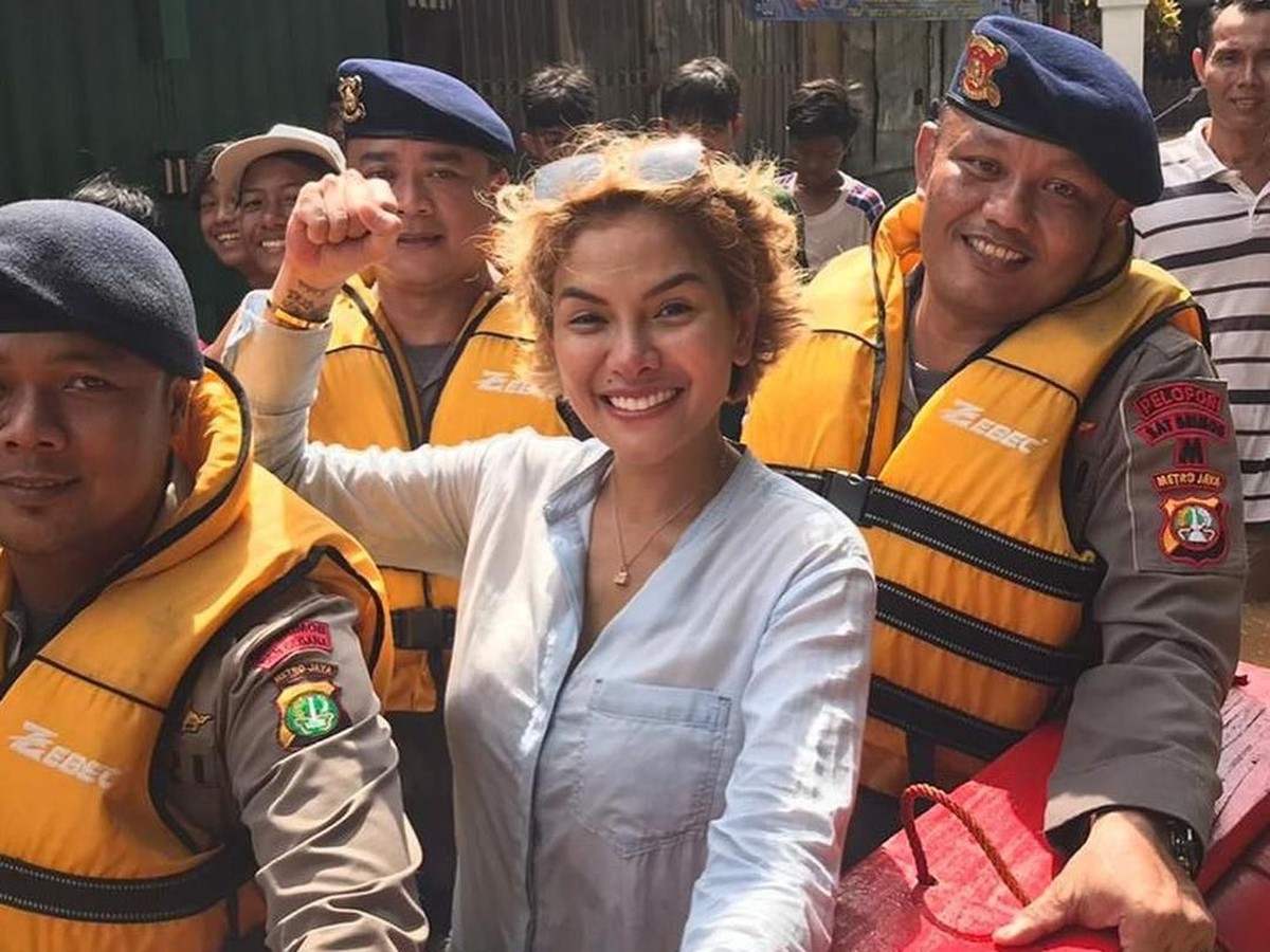 Nikita Mirzani terjun langsung ke lokasi banjir Jakarta untuk membantu warga yang menjadi korban&period;