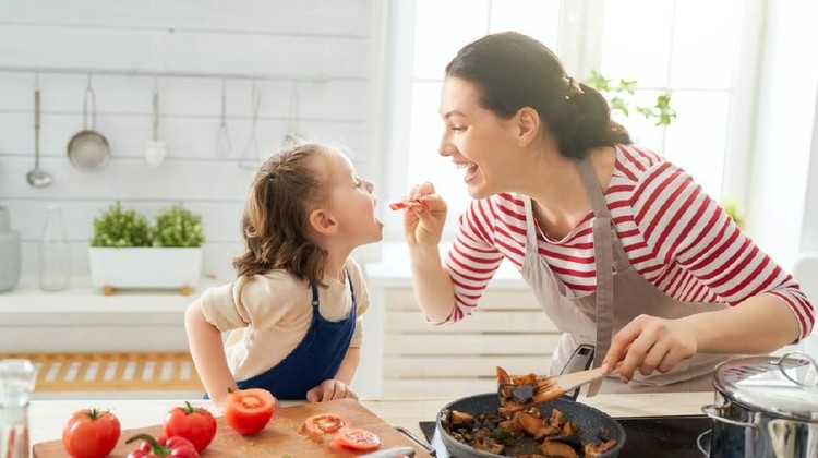 Mengubah kebiasaan makan keluarga bisa menjadi resolusi tahun ini. Bunda tertarik mencoba? Banyak manfaatnya lho.