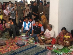 Anies Makan Siang Bareng Pengungsi Banjir di Rawa Buaya