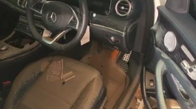 Kondisi mobil komedian Parto begitu memprihatinkan usai terendam banjir. Isi mobil mewahnya, baik jok, dashboard, hampir semuanya dipenuhi lumpur.