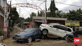FOTO: Kondisi Pondok Gede Permai Bekasi Usai Diterjang Banjir Banjir menerjang Perumahan Pondok Gede Permai, Jatiasih, Bekasi, Jawa Barat, di awal tahun baru 2020. Kendaraan dan bangunan hancur.