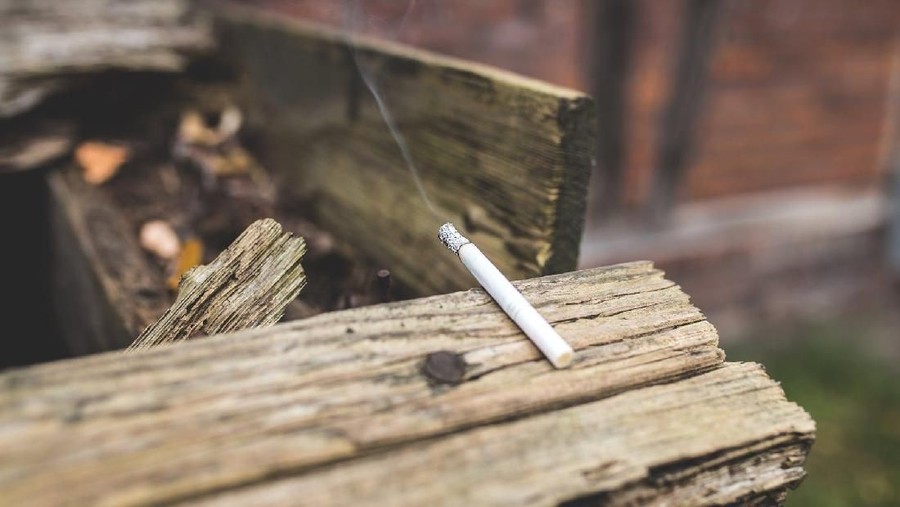 Harga rokok kembali naik pada awal 2020 ini seiring kebijakan pemerintah menaikkan cukai hasil tembakau atau cukai rokok.