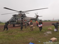 Akses Terputus, Bantuan Untuk Korban Longsor di Sukajaya Dikirim Via Heli