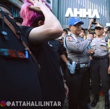 Bingung Dicecar Surat Izin oleh Polisi, Atta Tetap Diminta Foto Bareng