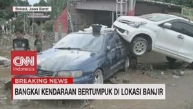 VIDEO: Bangkai Mobil Bertumpuk di Lokasi Banjir