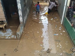 Banjir Setinggi 50 Cm Rendam Kampung Pulo Jakarta Timur