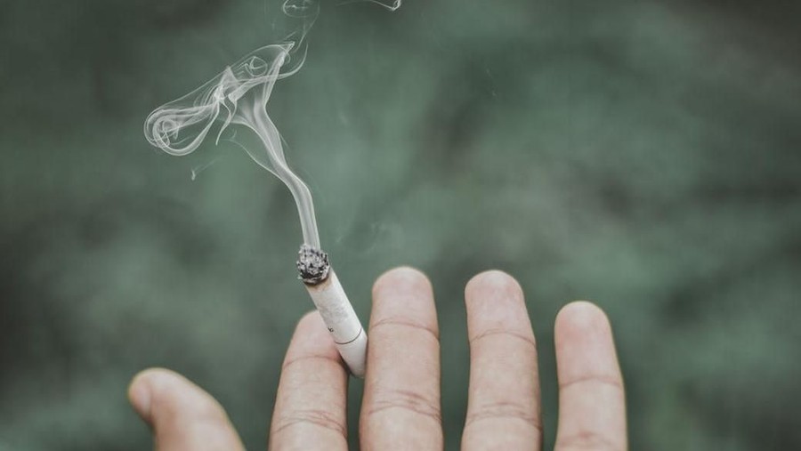 Harga rokok kembali naik pada awal 2020 ini seiring kebijakan pemerintah menaikkan cukai hasil tembakau atau cukai rokok.