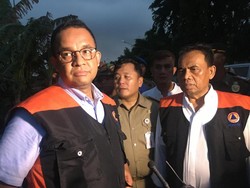 Warga Teluk Gong Minta Listrik Dinyalakan, Anies Ingatkan Bahayanya