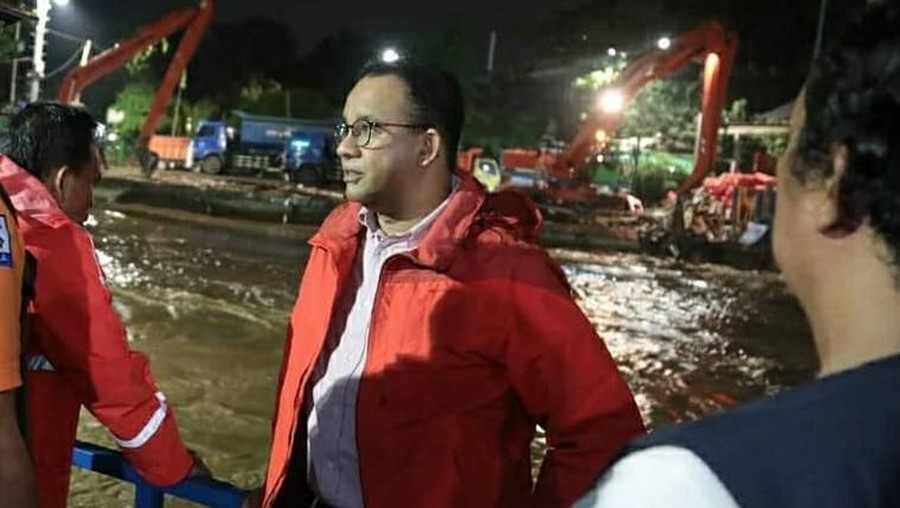 Anies Baswedan mengatakan siap berdebat dan berdiskusi soal penyebab banjir saat kondisi air sudah surut nanti.