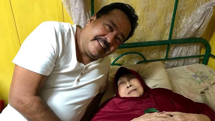 Berikut jejak perjalanan karier Aminah Cendrakasih, dari terkenal hingga mengalami lumpuh, buta, tapi tetap berakting sambil terbaring di tempat tidur.