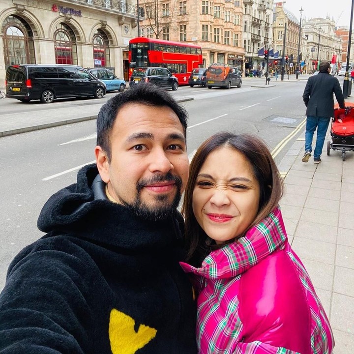 <p>Mereka juga mengunjungi Inggris, kali ini mereka sedang berada befoto dengan latar Double Decker, bus tingkat Inggris berwarna merah. (Foto: Instagram @raffinagita1717)</p>