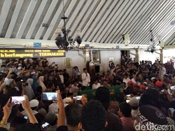 Ribuan Umat Padati Masjid Gedhe Yogya, Antar Kepergian Prof Yunahar