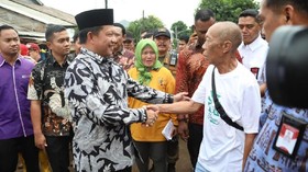 Korban Banjir Cium Tangan dan Minta Bantuan Tito Karnavian