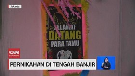 VIDEO: Pernikahan di Tengah Banjir