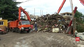 VIDEO: Sampah Kembali Penuhi Pintu Air Manggarai