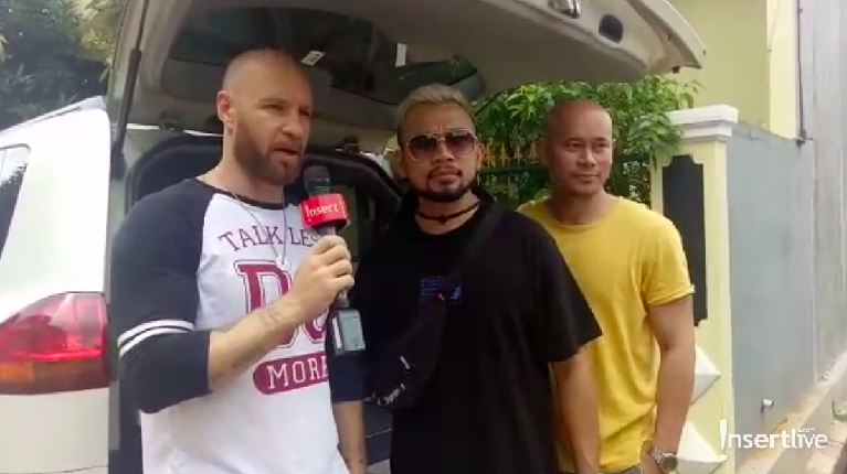 Ratu Meta hingga Melaney Ricardo Jadi Relawan Korban Banjir Beberapa artis seperti Ratu Meta, Ovy Sovianty, Melaney Ricardo, Roy Ricardo, dan Tyson James Lynch menjadi relawan korban banijr.