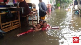 Camat Cengkareng Minta Alat Tulis untuk Siswa Korban Banjir