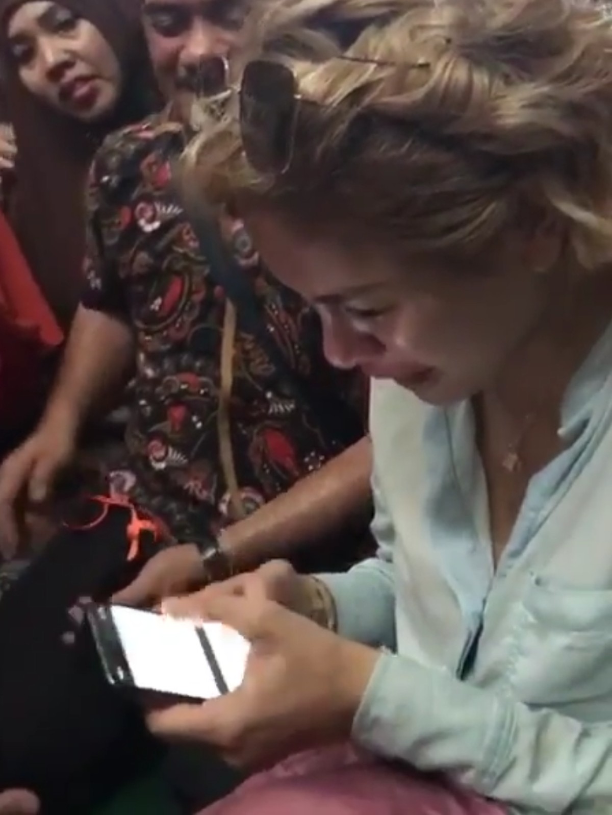 Nikita Mirzani terjun langsung ke lokasi banjir Jakarta untuk membantu warga yang menjadi korban&period;