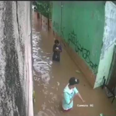 Viral, 2 Korban Banjir Selamat dari Reruntuhan Tembok Besar