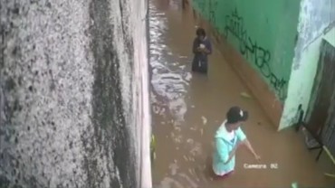 Viral, 2 Korban Banjir Selamat dari Reruntuhan Tembok Besar