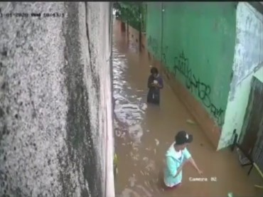 Viral, 2 Korban Banjir Selamat dari Reruntuhan Tembok Besar
