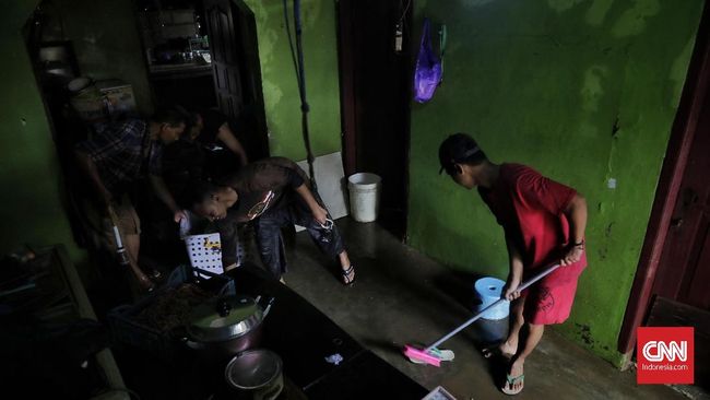 Barang-barang yang terendam banjir dalam waktu cukup lama dapat menimbulkan bau tak sedap. Lakukan cara-cara berikut agar rumah tetap wangi setelah banjir.