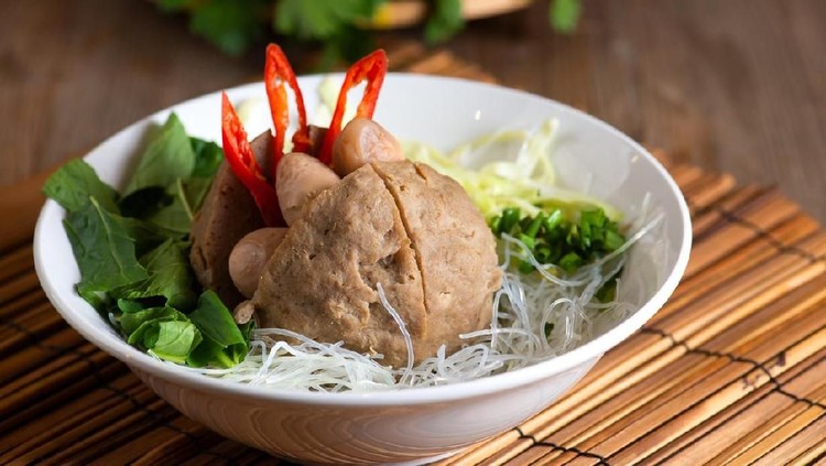 bakso. indonesian meatball served with soup and noodle