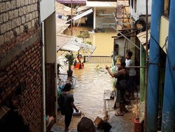 Banjir Masih 2 Meter, Ribuan Warga Pengadegan Jaksel Bertahan di Pengungsian