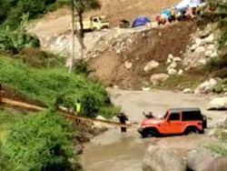 Gagal Nanjak, Mobil Dinas Bupati Karanganyar Ditarik Ekskavator