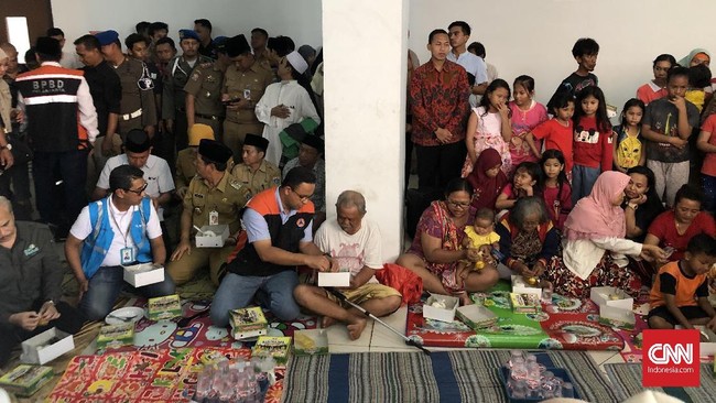 Gubernur DKI Anies Baswedan mengaku aliran listrik akan dinyalakan kembali setelah banjir surut sambil meminta jajarannya memenuhi kebutuhan para pengungsi.