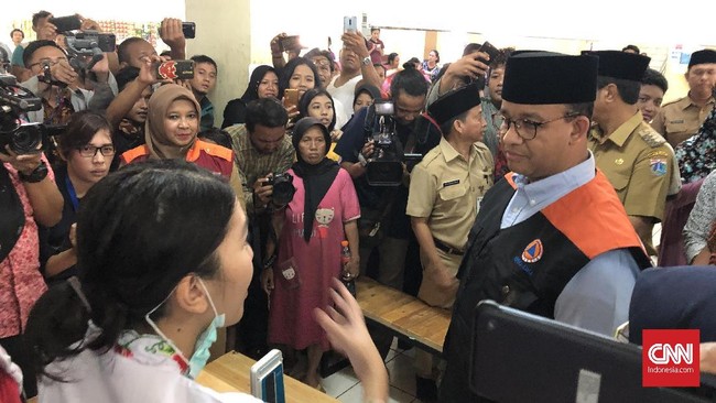 Menurut Gubernur DKI Anies Baswedan penetapan status tanggap darurat memiliki konsekuensi yang tidak sederhana sehingga dia menanti instruksi pemerintah pusat.