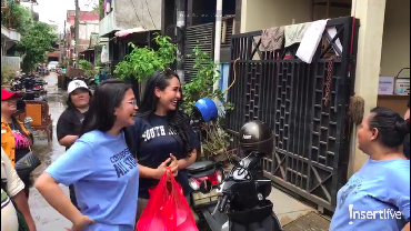 Rasa Iba Ratu Meta & Ovy Sovianty Saat Jadi Relawan Banjir