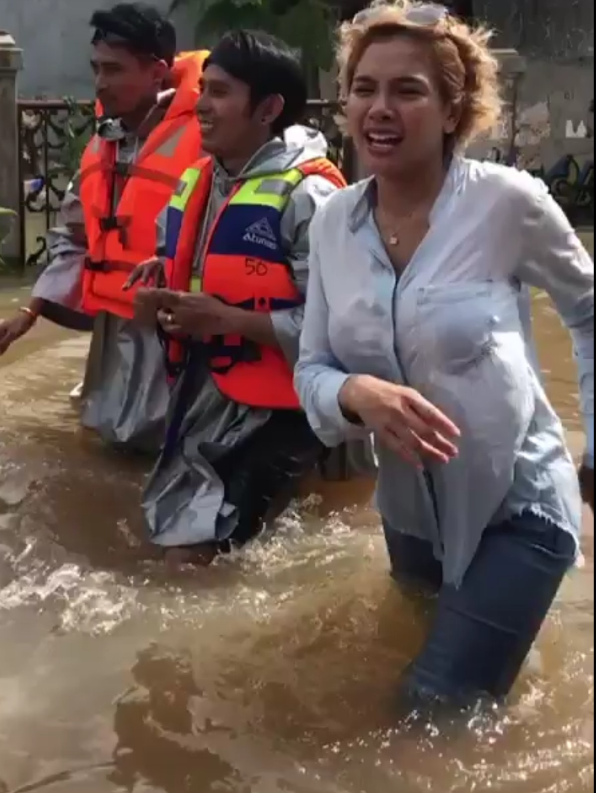 Nikita Mirzani terjun langsung ke lokasi banjir Jakarta untuk membantu warga yang menjadi korban&period;