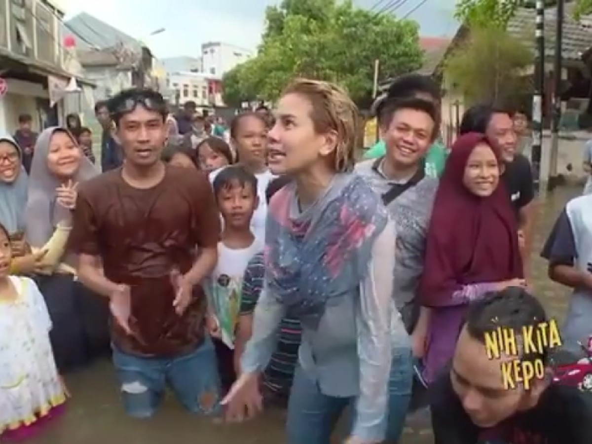 Nikita Mirzani terjun langsung ke lokasi banjir Jakarta untuk membantu warga yang menjadi korban&period;
