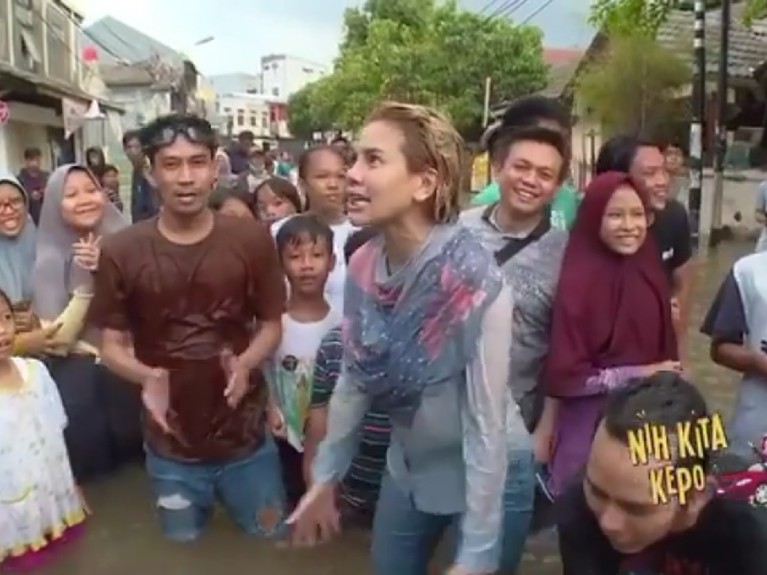 Nikita Mirzani terjun langsung ke lokasi banjir Jakarta untuk membantu warga yang menjadi korban.