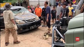 VIDEO: Warga Pondok Gede Permai Evakuasi Mobil Pascabanjir