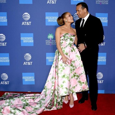 Pernikahan Tertunda karena Corona, Jennifer Lopez & Kekasih Tetap Mesra