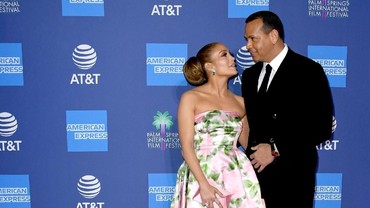 img-title Pernikahan Tertunda karena Corona, Jennifer Lopez & Kekasih Tetap Mesra