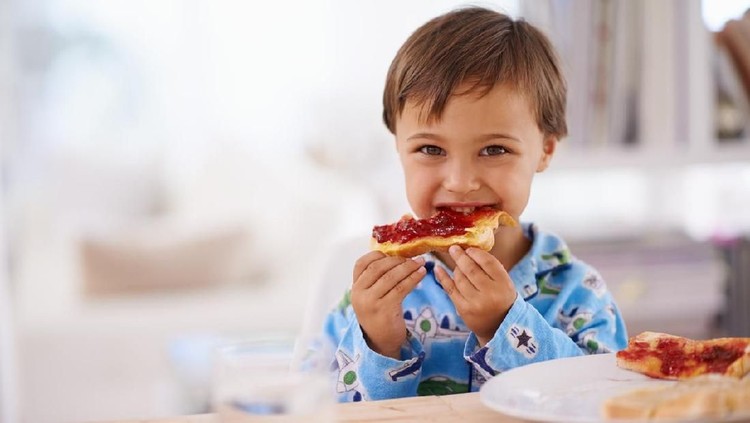 Memberi anak camilan harus menyesuaikan waktu makan besarnya, Bunda. Jika tidak tepat memberikannya, anak bisa menolak makan dan tidak berhenti ngemil.
