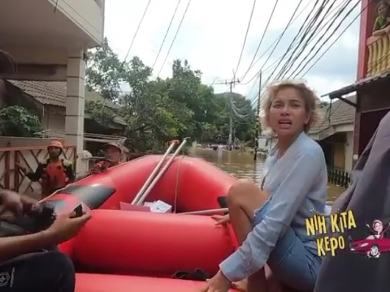 Nikita Mirzani terjun langsung ke lokasi banjir Jakarta untuk membantu warga yang menjadi korban.